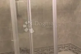 Etaža s okućnicom i garažom, Rijeka, Appartment