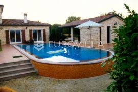 Istra, vila s bazenom NKP 270 m2, Svetvinčenat, Famiglia
