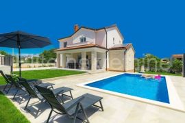 Istra, Poreč - prodaja moderne vile s bazenom!, Poreč, Famiglia