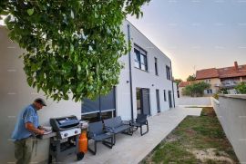 Kuća Istra, Ližnjan, 1 km do centra Medulina, nova moderna kuća sa bazenom za odmor., Ližnjan, Famiglia