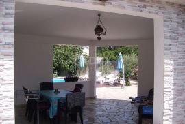 Otok Krk, Dobrinj (okolica) - Samostojeća kuća sa bazenom, Dobrinj, Ev