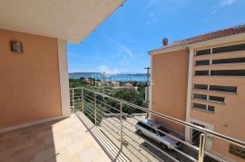 Studio apartman sa pogledom blizu Trogira, Seget, Appartamento