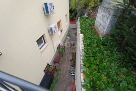 RIJEKA, DONJA VEŽICA- trosoban stan na odličnoj lokaciji sa okućnicom, Rijeka, شقة