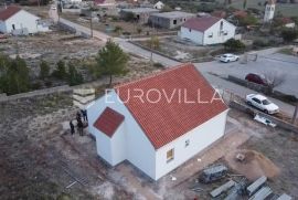 Zadarska županija, Benkovac, dvoetažna kuća 150 m2, parcela 1261 m2, Benkovac, Famiglia