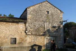 Istra, Šajini, kamena kuća sa šternom 166m2 za adaptaciju, Barban, Kuća