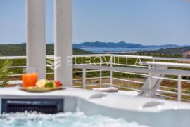 Zadar, Debeljak, luksuzno opremljena villa s bazenom i pogledom na more, Sukošan, House