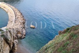 Kamena vila na stijeni iznad mora, Vrbnik, otok Krk, Vrbnik, Kuća