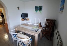 Samostojeća kuća s velikom okućnicom - Njivice, otok Krk, Omišalj, Casa