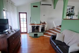 Samostojeća kuća s velikom okućnicom - Njivice, otok Krk, Omišalj, Casa