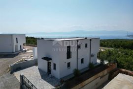 ŠMRIKA- moderna villa 157m2 s panoramskim pogledom na more i s bazenom + okoliš 325m2, Kraljevica, Ev