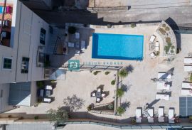 MURTER, predivna villa s bazenom, 1. red do mora, centar grada, Murter, Propiedad comercial