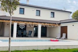 Istra, Radeki Polje -kvalitetna nova villa, 32 m2 bazena,1576 m2 zemljišta, pogled more, namješteno, Marčana, بيت