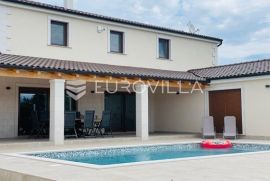 Istra, Radeki Polje -kvalitetna nova villa, 32 m2 bazena,1576 m2 zemljišta, pogled more, namješteno, Marčana, Famiglia