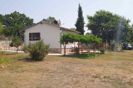 Kuća okružena prirodom + 881 m2 poljoprivrednog zemljišta, Marčana, Istra, Marčana, بيت