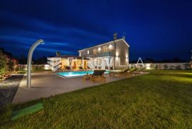 Istra, Debeljuhi atraktivna moderna vila s bazenom na uređenoj okućnici, Žminj, Casa