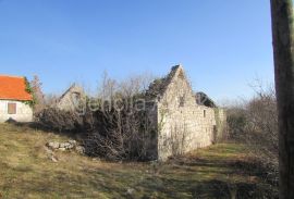 Imotski Lovreć četiri kamene kuće i velika okućnica 13000 m2, Lovreć, Famiglia