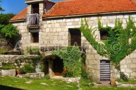 Imotski Lovreć uređena kamena kuća sa okućnicom, Lovreć, Famiglia