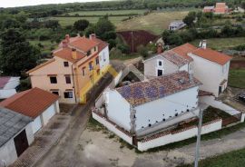 PRILIKA - kamena kuća u Istarskom selu!, Marčana, Casa