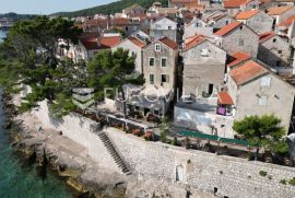 Stari grad Korčula, kamena kuća, prvi red do mora, Korčula, Famiglia
