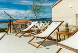 OTOK KRK, KLIMNO- apartman u villi 61m2, DB+2S, prizemlje, s prekrasnim pogledom na more i bazenom + okoliš 91m2 - S2, Dobrinj, Kвартира