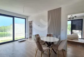 KVALITETAN STAN U NOVOGRADNJI U PRIZEMLJU SA VRTOM, Ližnjan, Kвартира