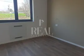 POREČ-OKOLICA, stan u prizemlju prekrasne novogradnje sa bazenom i okućnicom, 3S+DB od 108m2, Poreč, Apartamento