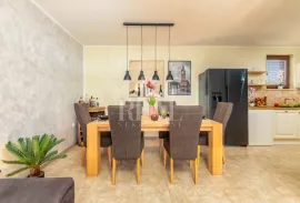 Kamena kuća 140m2,bazen,mirna lokacija !!!, Ližnjan, Ev