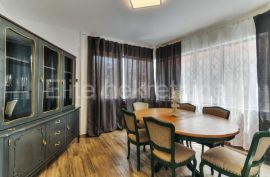 NOVI VINODOLSKI - prodaja predivno uređene etaže, 102 m2, parking !, Novi Vinodolski, Apartamento