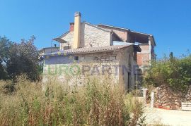 Prilika! Stara kamena kuća u roh bau fazi sa velikom okućnicom u centru naselja, Motovun, Дом