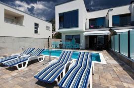 Crikveničko zaleđe - SNIŽENO !! jedinstvena villa s dva dvoetažna stana svaki sa vlastitim bazenom, Vinodolska Općina, Famiglia
