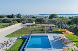 Fažana - kuća s velikom okućnicom, garaža, bazen, pogled na more!, Fažana, Famiglia