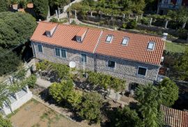 Prodaja dvojne kuće s prostranim vrtom i samostojećim objektom u Dubrovniku, Dubrovnik, Famiglia