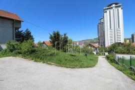 Kuća na tri sprata sa uređenim voćnjakom Hrasno, Novo Sarajevo, Kuća