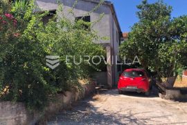 Čiovo, samostojeća kuća u blizini mora, Trogir, Дом