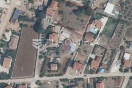 Istra, Valbandon - građevinska parcela na mirnoj lokaciji, 1940 m2 te kuća 146 m2, Fažana, Земля