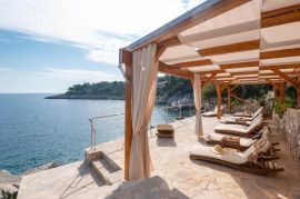 Prodaje se villa na Prižbi prvi red do mora, Blato, Famiglia