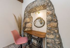 OTOK KRK, šire područje grada Krka - Adaptirana kamena kuća s krovnom terasom, Krk, Famiglia