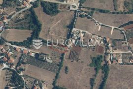 Istra, Loborika - lijepa pravokutna građevinska parcela 1333 m2 na mirnoj lokaciji, Marčana, Arazi