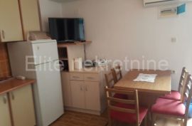 Crikvenica - prodaja dva apartmana, odlična lokacija !, Vinodolska Općina, Flat