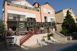 Istra, Peroj, apartmanska kuća s prekrasnom okućnicom i panoramskim pogledom na Brijune, Vodnjan, Propriété commerciale