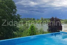 Lux vila sa bazenom na obali Save, Obrenovac, Famiglia