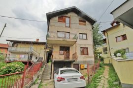 Kuća sa tri stana i garažom na parceli površine 417m2, u naselju Hrasno, Novo Sarajevo, بيت
