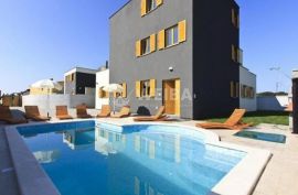 Istra, Fažana, Valbandon, dvije samostojeće kuće za odmor sa bazenima, saunom, jacuzzi, 12 spavaćih soba,  800 metara od plaže, Fažana, Famiglia