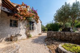 Prodaja kamene kuće sa šarmantnom okućnicom u blizini mora i Dubrovnika, Dubrovnik, Ev