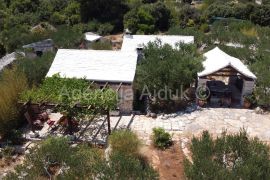 Splitska Stražišće kamene kuće 135 m2 na 5000 m2 TOP PONUDA, Supetar, بيت
