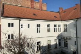 Osijek, strogi centar, kuća 377 m2 s 2 garaže i okućnicom ukupno 655 m2, Osijek, بيت
