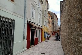 ZADAR, POLUOTOK - Kuća u nizu za adaptaciju s poslovnim prostorom, Zadar, Kuća