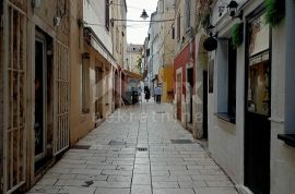 ZADAR, POLUOTOK - Kuća u nizu za adaptaciju s poslovnim prostorom, Zadar, Σπίτι
