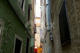 ZADAR, POLUOTOK - Kuća u nizu za adaptaciju s poslovnim prostorom, Zadar, Famiglia