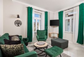 OPATIJA, LOVRAN - luksuzna investicija - 2 vrhunsko renovirana apartmana u povijesnoj vili 100m od mora, Lovran, شقة